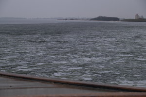 2 januari 2010. De terugweg naar Enkhizen werd spannend. De eensgezindheid kwam maar net door het ijs. Rechts de Ven, en op de achtergrond in het midden de Zuiderkerk van Enkhuizen. 