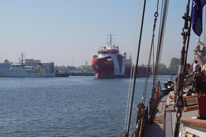 Altijd boeiend zijn de enorme marine vaartuigen en de gigantische supplyers in de haven van Den Helder