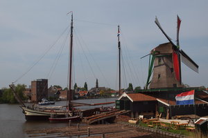 Een stop bij de Zaansa Schans, aangelegd bij de houtzaagmolen. Twee keer windenergie:de molen Het Jonge Schaap en de Eensgezindheid.
